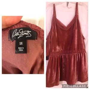 Women off shoulders top size 1X City Streets brand, new with its original label.